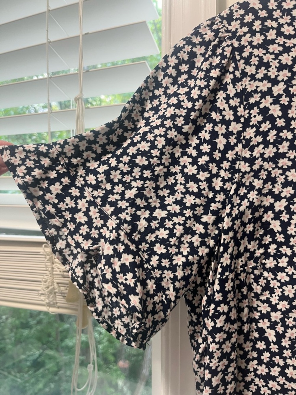 Abercrombie Navy Floral Short Sleeve Blouse Size Large - Picture 5 of 5